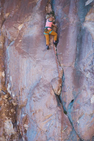 Alpinista Forte Sobe Uma Rocha Uma Mulher Treina Força Resistência — Fotografia de Stock