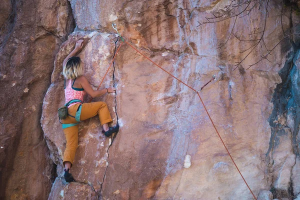 Alpinista Forte Sobe Uma Rocha Uma Mulher Treina Força Resistência — Fotografia de Stock