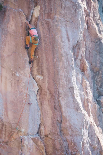 Alpinista Forte Sobe Uma Rocha Uma Mulher Treina Força Resistência — Fotografia de Stock