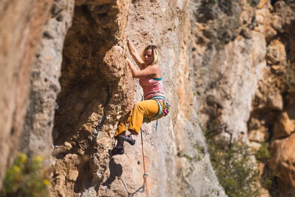 Girl Climbs Rock Athlete Trains Nature Woman Overcomes Difficult Climbing — Stock Photo, Image