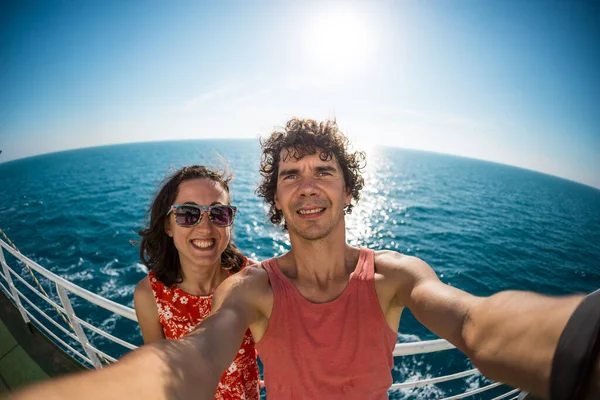 Familia Está Navegando Crucero Una Chica Con Marido Están Pie — Foto de Stock