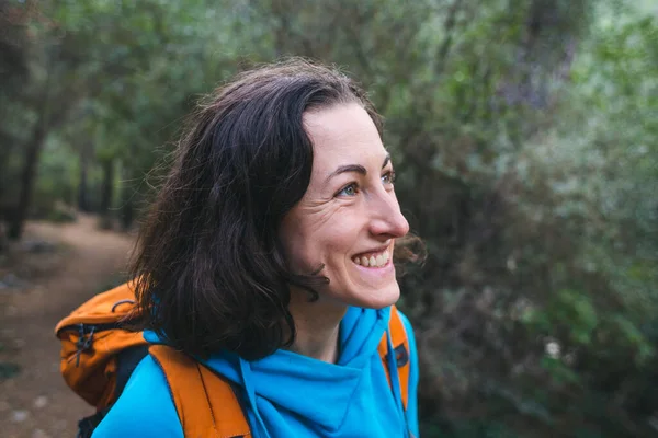 Flicka Med Ryggsäck Promenader Längs Skogsstig Sevärdheter Turkiet Resa Genom — Stockfoto