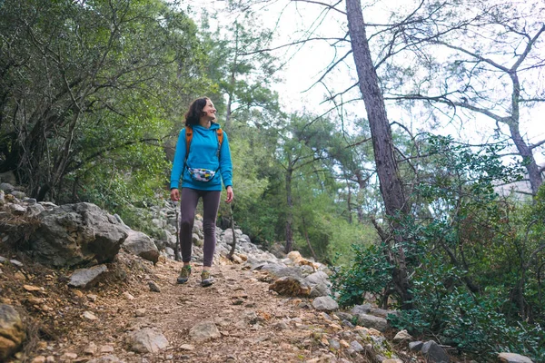 Ένα Κορίτσι Σακίδιο Περπατά Κατά Μήκος Ενός Δασικού Μονοπατιού Αξιοθέατα — Φωτογραφία Αρχείου