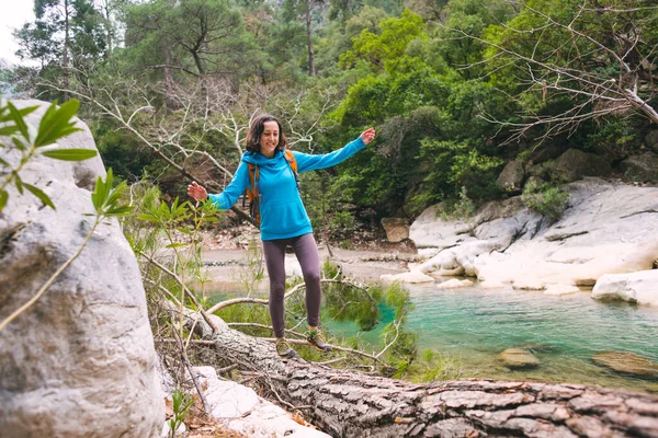 Una Mujer Con Una Mochila Camina Largo Del Tronco Árbol — Foto de Stock