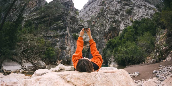 Μια Γυναίκα Βρίσκεται Μια Μεγάλη Πέτρα Και Παίρνει Μια Selfie — Φωτογραφία Αρχείου