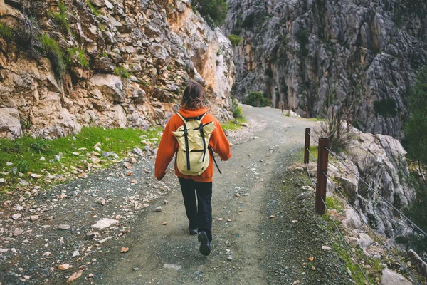 Ένα Κορίτσι Σακίδιο Περπατά Κατά Μήκος Ενός Δασικού Μονοπατιού Αξιοθέατα — Φωτογραφία Αρχείου