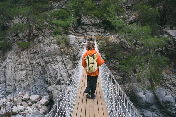 Flicka Med Ryggsäck Promenader Hängbro Sevärdheter Turkiet Resa Genom Natursköna — Stockfoto