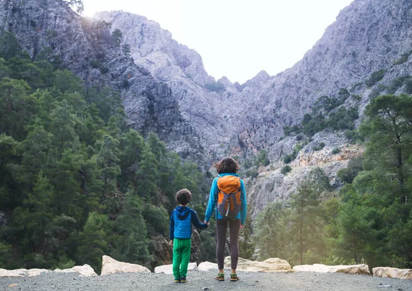 Una Donna Bambino Guardano Grande Canyon Montagne Viaggio Con Bambini — Foto Stock