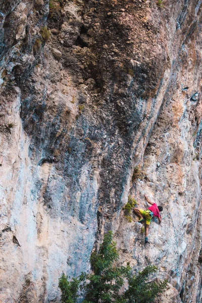Silny Człowiek Wspina Się Urwisko Wspinacz Pokonuje Trudną Trasę Wspinaczkową — Zdjęcie stockowe