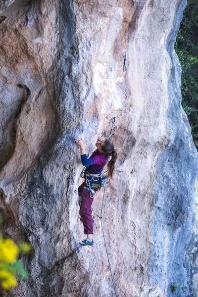 Girl Climbs Rock Background Forest Athlete Trains Nature Woman Overcomes — Stock Photo, Image