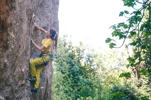 Una Ragazza Arrampica Una Roccia Sullo Sfondo Della Foresta Atleta — Foto Stock