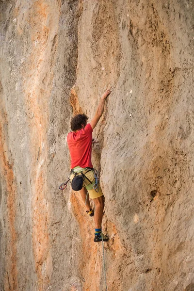 男性は極端なスポーツに従事しており 登山家はトルコの岩 強さと持久力の訓練について訓練しています — ストック写真