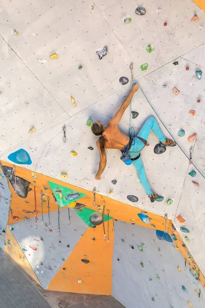 Homem Sobe Uma Parede Escalada Alpinista Está Treinando Terreno Artificial — Fotografia de Stock