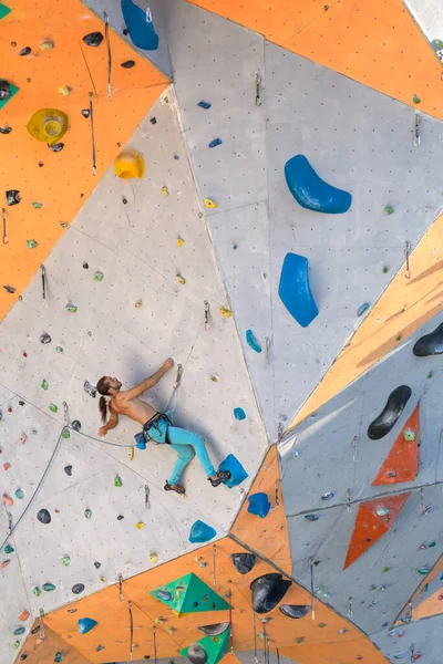 Człowiek Wspina Się Ścianę Wspinaczkową Wspinaczka Trenuje Sztucznym Terenie Wspinaczka — Zdjęcie stockowe