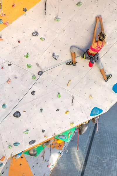 Kobieta Wspina Się Ścianę Wspinaczkową Wspinaczka Trenuje Sztucznym Terenie Wspinaczka — Zdjęcie stockowe