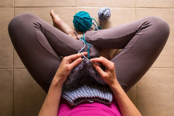 여자가 뜨개질 가정용 집에서 일하는 뜨개질을 클로즈업하는 사람의 — 스톡 사진