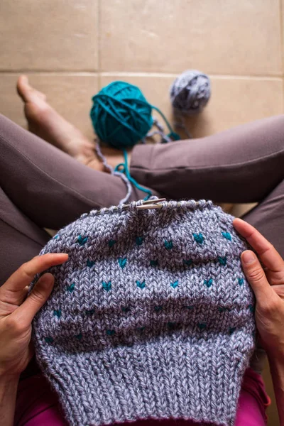 Kunsthandwerk Frau Strickt Aus Dickem Garn Hobby Hause Produkte Zum — Stockfoto