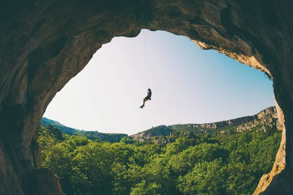 ロッククライマーロープにかかって 男はアーチの形をした岩を登り 男は洞窟に登り 名誉のためにロープを登り トルコでロッククライミング — ストック写真