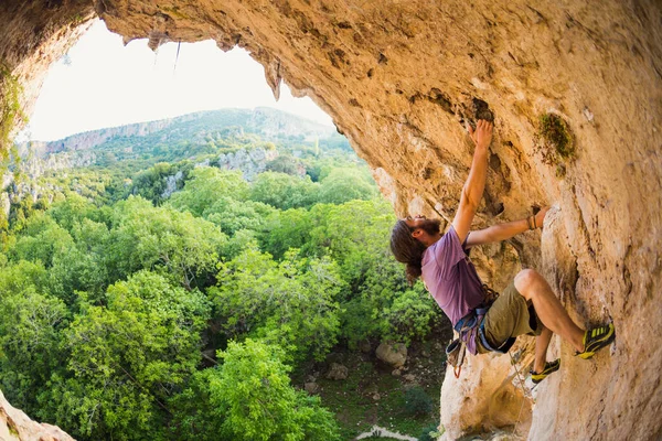 Escalador Rocas Sube Cueva Roca Forma Arco Hombre Entrena Terreno — Foto de Stock