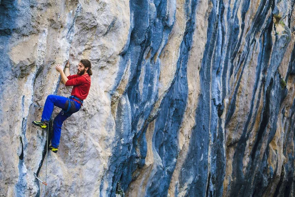 Güçlü Bir Adam Bir Kayaya Tırmanır Türkiye Kaya Tırmanışı Yapar — Stok fotoğraf