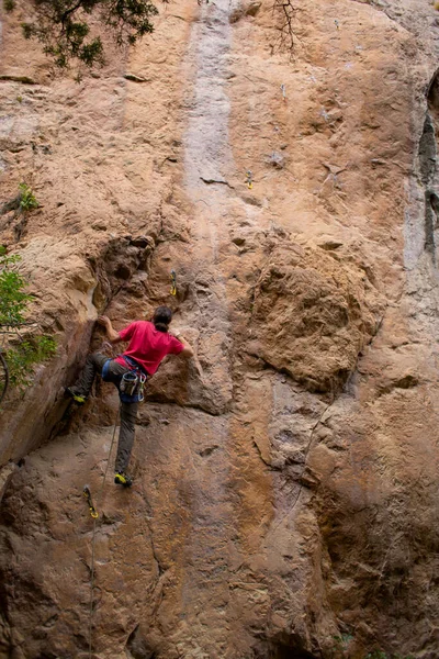 Uomo Forte Scala Una Roccia Arrampicata Roccia Turchia Resistenza Forza — Foto Stock