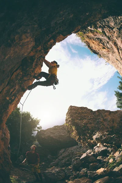 Menina Sobe Rocha Forma Arco Homem Está Atrasando Parceiro Escalada — Fotografia de Stock