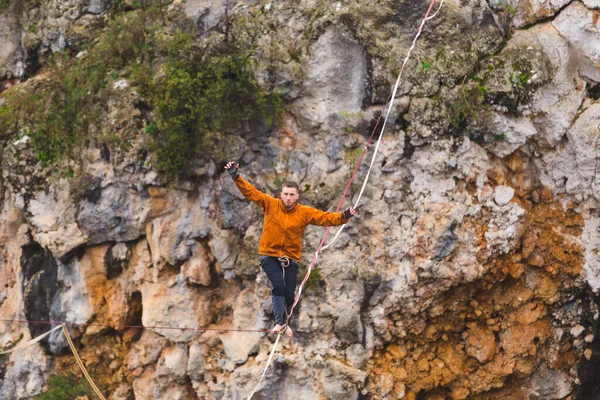 Homem Está Andando Longo Uma Funda Esticada Destaque Nas Montanhas — Fotografia de Stock