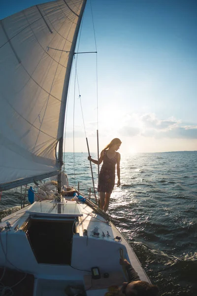 Dívka Šatech Stojí Plachetnici Žena Obdivuje Západ Slunce Jachty Vodní — Stock fotografie