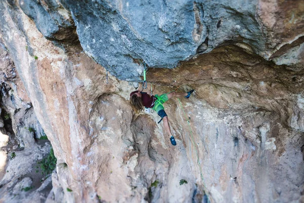 Ein Junger Sportler Klettert Auf Einen Felsen Ein Kletterer Trainiert — Stockfoto