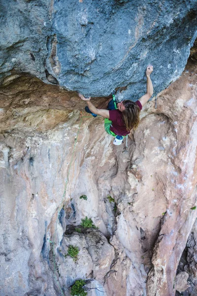 Joven Atleta Sube Una Roca Escalador Entrena Terreno Natural Hombre —  Fotos de Stock