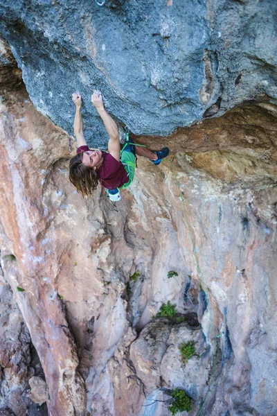 Joven Atleta Sube Una Roca Escalador Entrena Terreno Natural Hombre —  Fotos de Stock