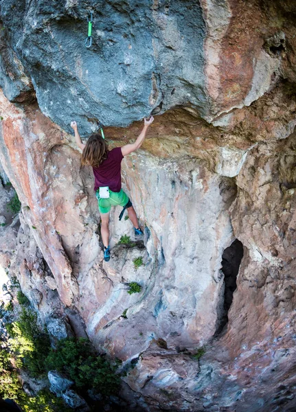 Young Athlete Climbs Rock Climber Trains Natural Terrain Man Trains — Stock Photo, Image