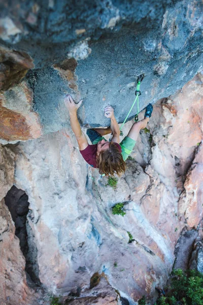 Joven Atleta Sube Una Roca Escalador Entrena Terreno Natural Hombre — Foto de Stock