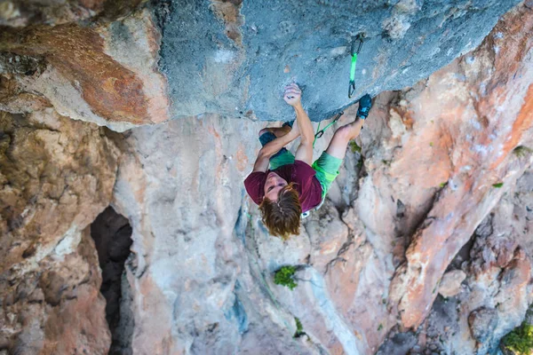 Genç Bir Atlet Kayaya Tırmanır Dağcı Doğal Zeminde Eğitim Görür — Stok fotoğraf