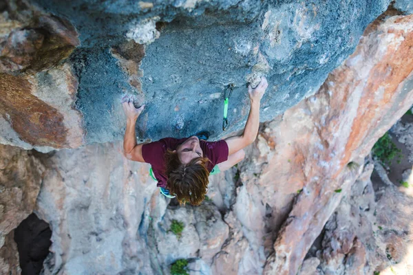Genç Bir Atlet Kayaya Tırmanır Dağcı Doğal Zeminde Eğitim Görür — Stok fotoğraf