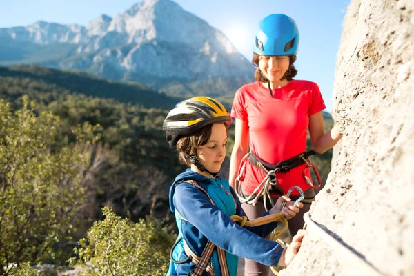 Instructor Enseña Niño Usar Equipo Seguridad Chico Del Casco Pasa — Foto de Stock