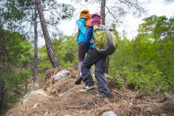 Ένα Παιδί Μητέρα Του Μια Πεζοπορία Στα Βουνά Ένα Αγόρι — Φωτογραφία Αρχείου