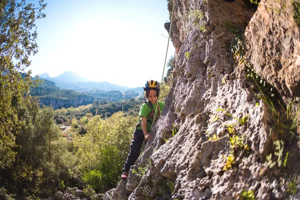 Niño Está Escalando Terreno Natural Niño Con Casco Sube Una — Foto de Stock