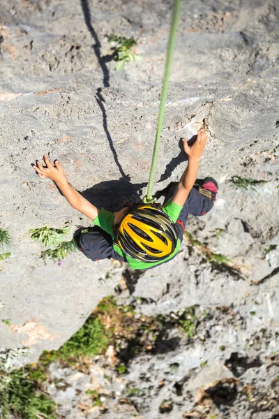 Niño Está Escalando Terreno Natural Niño Con Casco Sube Una — Foto de Stock