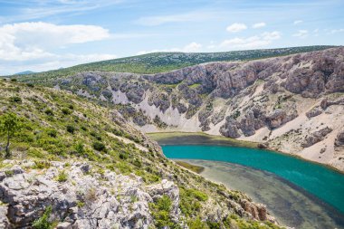 Hırvatistan 'daki kanyon, bulutlu mavi gökyüzünün arka planında. Krka Ulusal Parkı. Resimli kanyonun dibindeki nehre. Avrupa 'da güzel yerler. Nehrin kıvrımları.