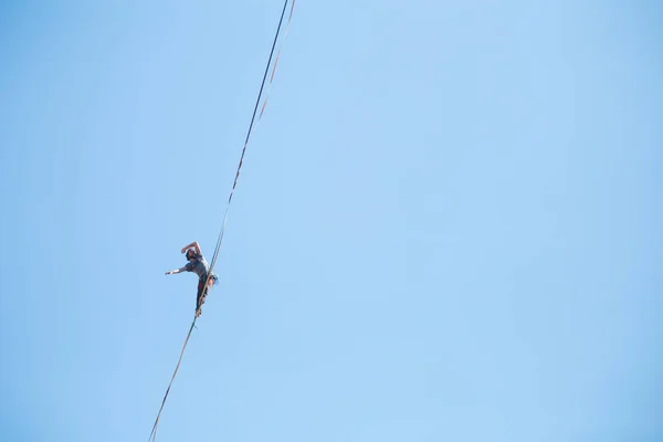 Homme Marche Long Ligne Haute Contre Ciel Bleu Highliner Sur — Photo