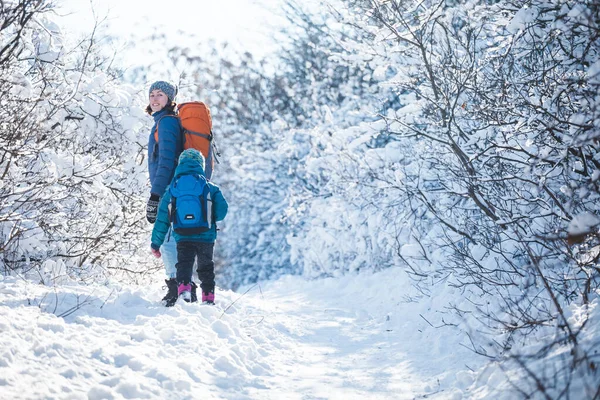 Жінка Дитиною Під Час Зимового Походу Гори Хлопчик Їде Матір — стокове фото