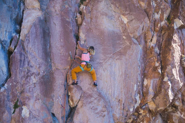 Alpinista Forte Sobe Uma Rocha Uma Mulher Treina Força Resistência — Fotografia de Stock