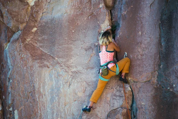 Güçlü Bir Dağcı Bir Kayaya Tırmanır Bir Kadın Güç Dayanıklılık — Stok fotoğraf