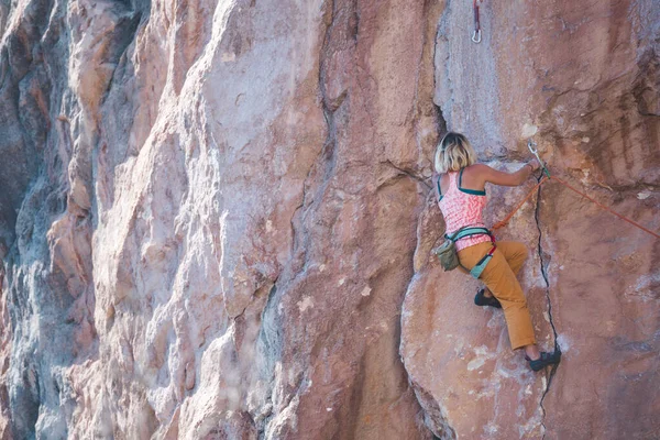 Ein Starker Kletterer Erklimmt Einen Felsen Eine Frau Trainiert Kraft — Stockfoto