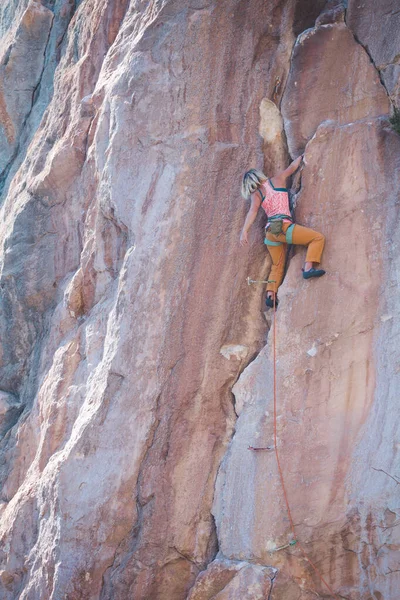 強い登山家は岩に登り 女性は強さと持久力を訓練し 高さの恐怖を克服し トルコの岩の上で女の子は訓練する — ストック写真