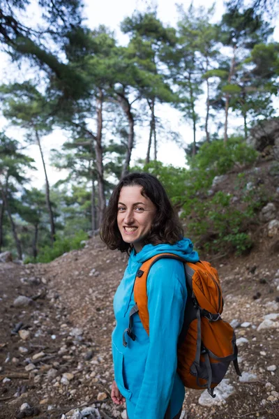 一个背着背包的女孩走在森林小径上 看土耳其的风景 在风景秀丽的地方旅行 徒步旅行 徒步旅行 走在旅游路线上 走在山路上 — 图库照片