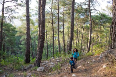 Bir kadın oğluyla ormanda yürür, annesiyle yürüyüşe çıkar, sırt çantalı bir çocuk parka gider, çocuklarla seyahat eder, çocuk annesinden kaçar, dağ patikasından uzaklaşır..