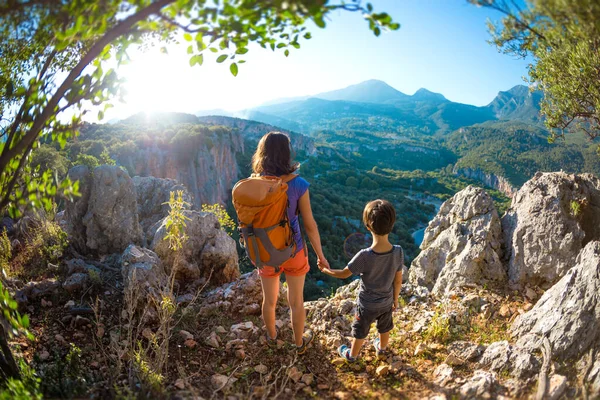 Αγόρι Και Μητέρα Του Στέκονται Στην Κορυφή Του Βουνού Μια — Φωτογραφία Αρχείου