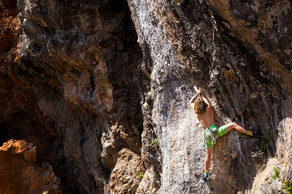 Mladý Sportovec Šplhá Skálu Horolezec Trénuje Přirozeném Terénu Muž Trénuje — Stock fotografie